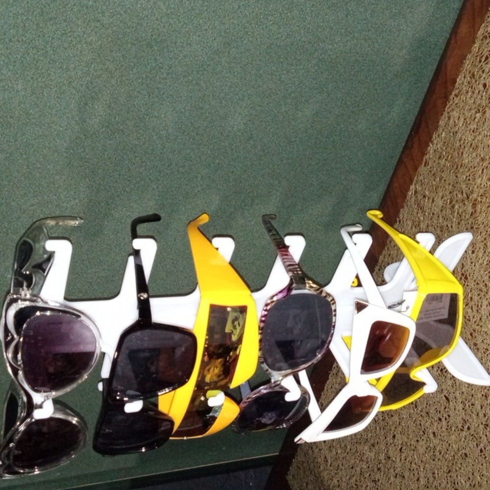 Bargain Bundle of Six Pair of Sunglasses - Picture 2 of 9